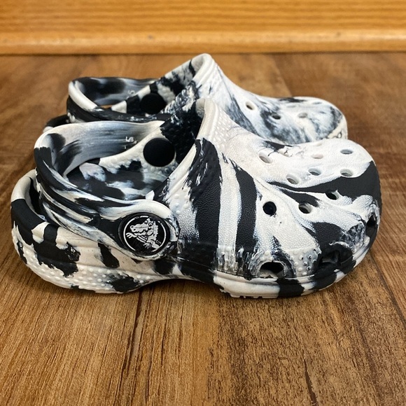 Crocs black & white marble Clogs sandals size C5 - Picture 6 of 9